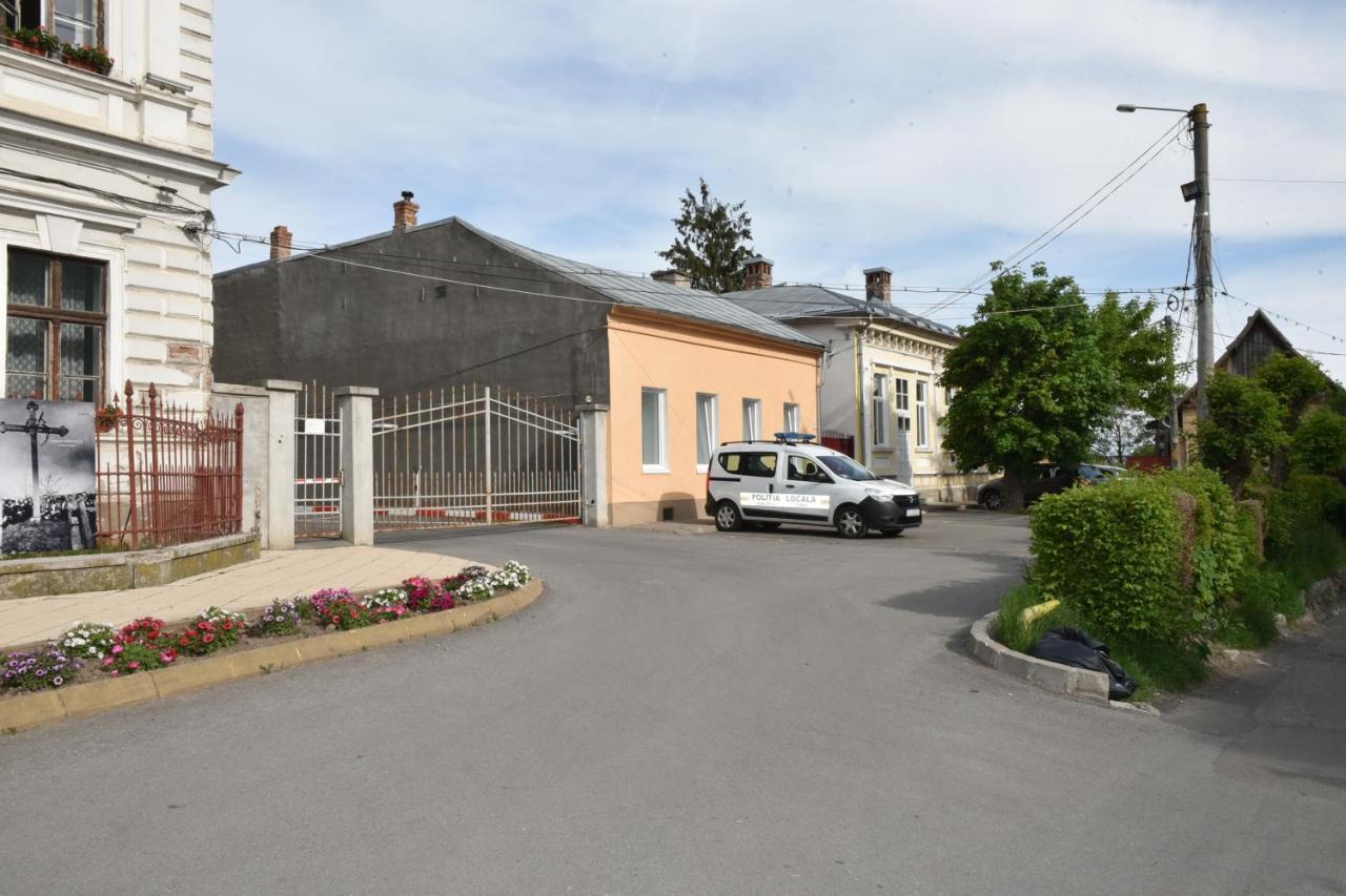 Violet House Apartment Turda Bagian luar foto